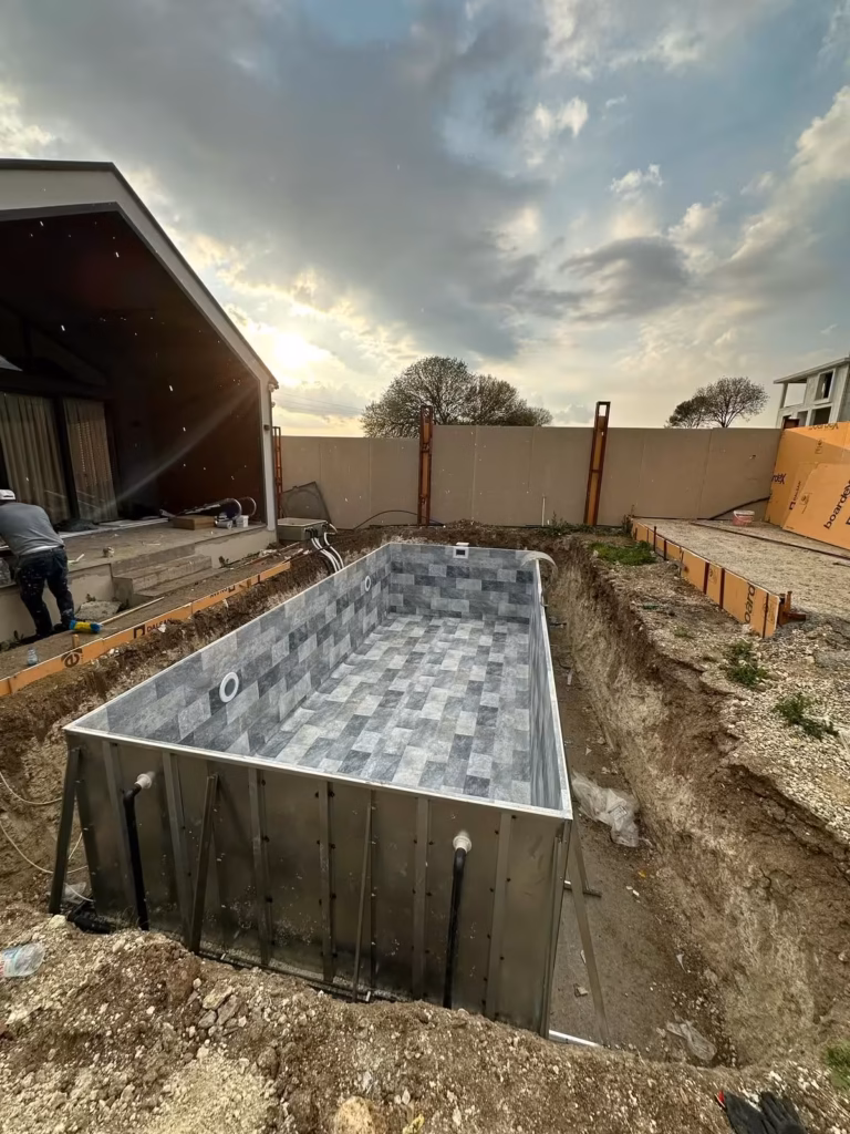 Prefabrik havuz kurulumunda panel ve liner hazırlık aşaması