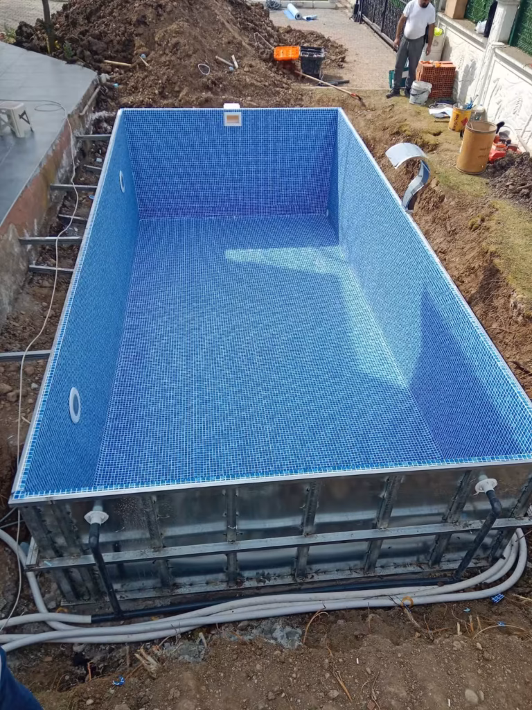 Desenli liner kaplamalı prefabrik havuz, su almaya hazır durumda
